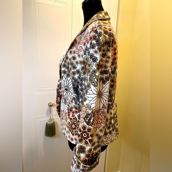 Nevada floral fitted jacket w/  fall vibes ๐๐& material covered front button - Picture 6 of 12